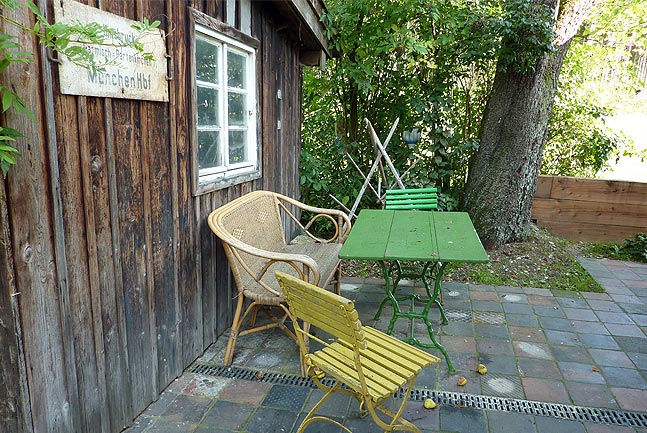 Hausgarten mit Dahlienbeeten